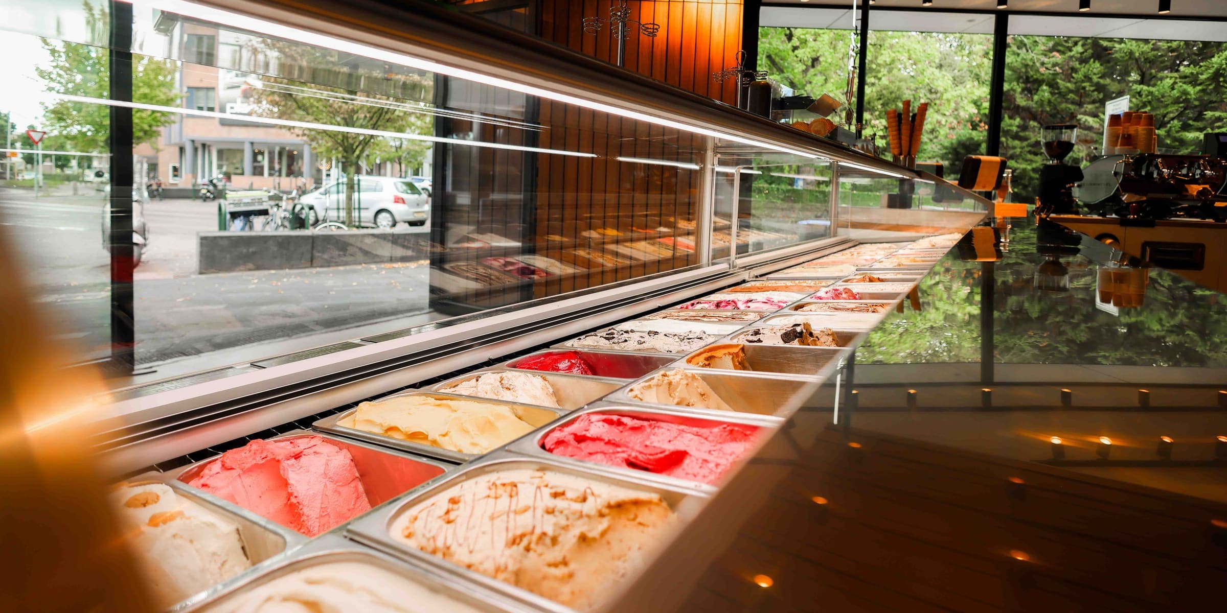 De ijsvitrine van De IJswinckel met tientallen smaken naast elkaar